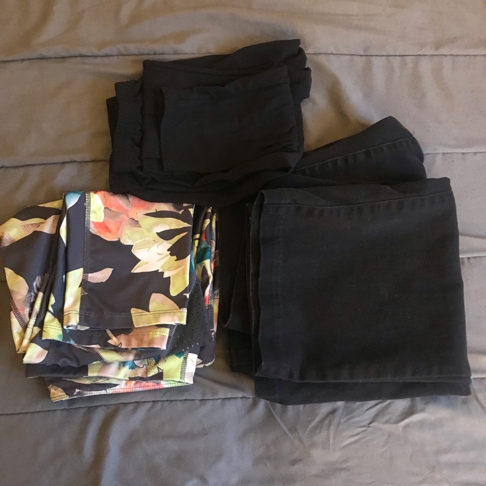 Black Leggings & Floral Workout Capris leggings size medium 10 Bobbie brooks